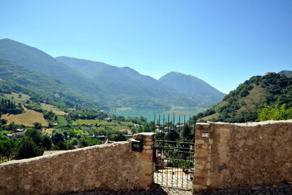 Stanza Con Terrazzo Vista Lago - Lakeholiday Castel di Tora Kültér fotó