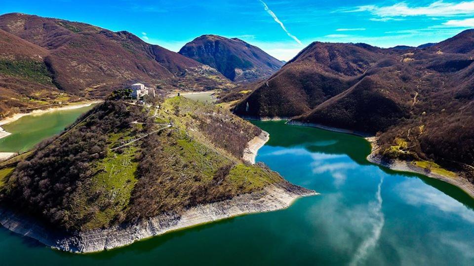 Stanza Con Terrazzo Vista Lago - Lakeholiday Castel di Tora Kültér fotó