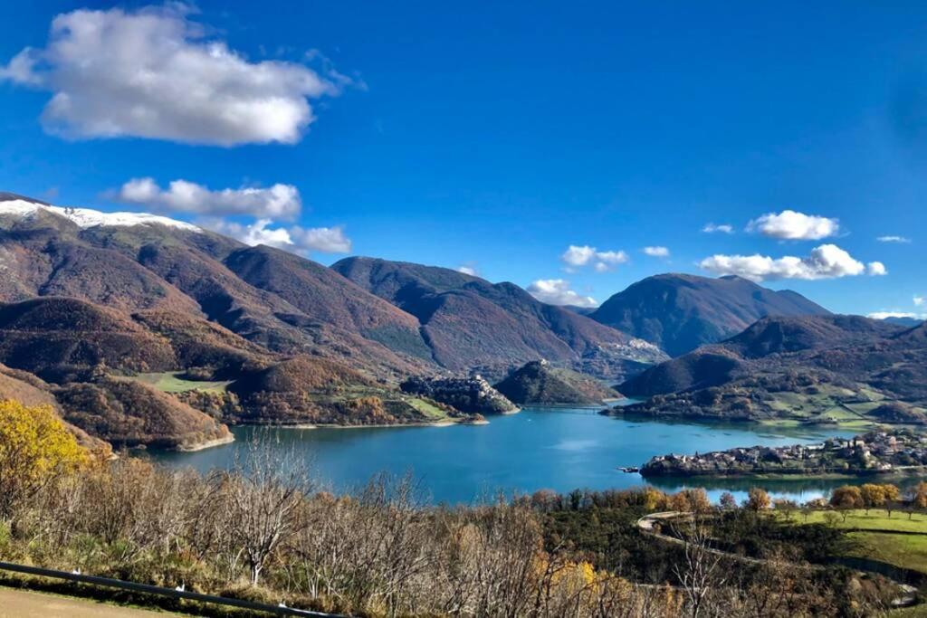 Stanza Con Terrazzo Vista Lago - Lakeholiday Castel di Tora Kültér fotó