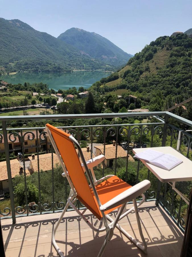 Stanza Con Terrazzo Vista Lago - Lakeholiday Castel di Tora Kültér fotó