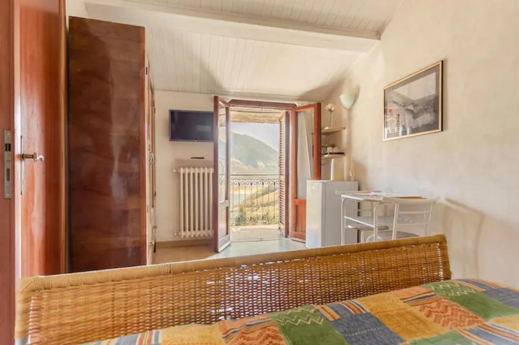 Stanza Con Terrazzo Vista Lago - Lakeholiday Castel di Tora Kültér fotó